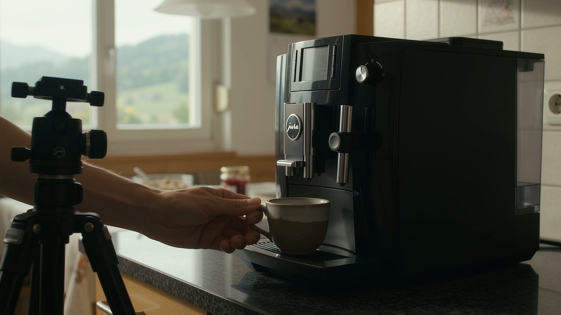 Techniker repariert die Brühgruppe eines Kaffeevollautomaten